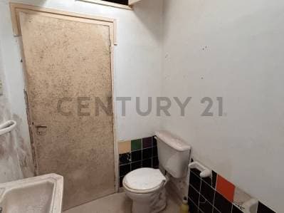 Venta de Casa con cochera y terraza a reciclar en pleno centro de Venado Tuerto - 4