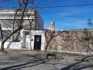 Casa en venta con 2 dormitorios, patio verde y cochera en Rafaela - 2