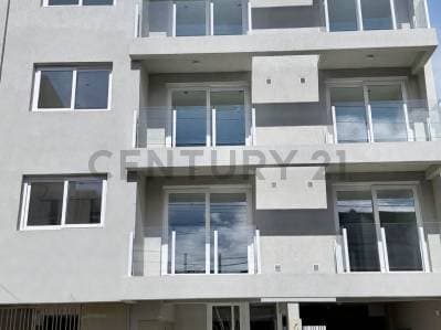 Departamento de un dormitorio con balcón a la calle - Principal