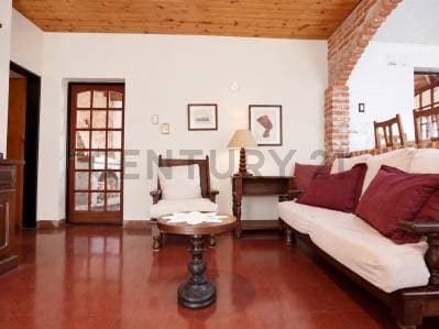Casa en venta en Gonnet La Plata con 4 dormitorios - 2