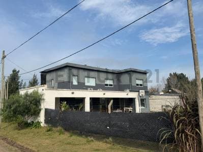 Casa en venta. Calle 484 esquina 8. Gonnet La Plata. - 5