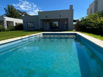 CASA CON PILETA PARQUIZADA - Principal