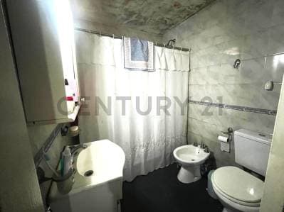 CASA 3 AMBIENTES CON PATIO, COCHERA Y EN PLANTA ALTA PARA ARMAR OTRO DEPARTAMENTO. GRAN POTENCIAL – - 4
