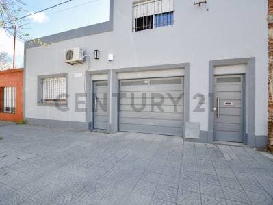 CASA EN VENTA EN BERISSO DE 3 DORMITORIOS - 2