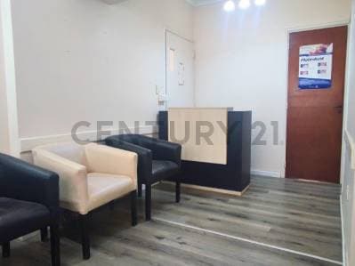 Casa 3 Dormitorios c/ Consultorio en Los Hornos. - 4