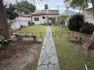 Casa en venta en Ringuelet a refaccionar con 2 dormitorios y parque - 5