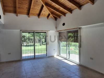 Casa en venta, sobre lote de 900 mts2, 2 ambientes, quincho, en Sicardi. Posible apta banco. Permuta - 2