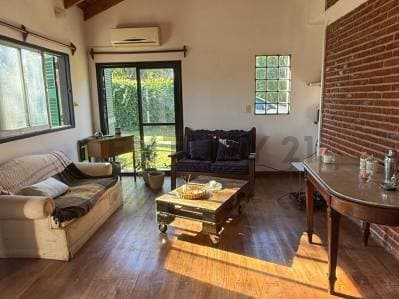 CASA EN VENTA EN GONNET – 2 DORMITORIOS, PILETA Y QUINCHO - Principal
