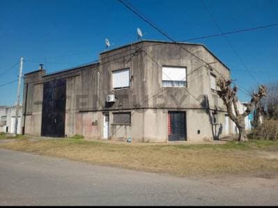 Venta de Galpon en Los Hornos La Plata con casa - 2