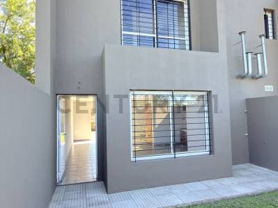 EXCELENTE PH DE 2 DORMITORIOS CON AMPLIO PATIO VERDE - VENADO TUERTO - 3