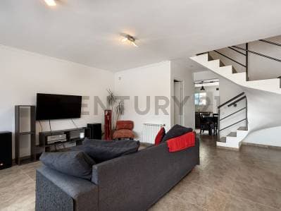 Venta de Duplex 5 ambientes con cochera y quincho, apto crédito. Barrio Zacagnini, Mar del Plata. - Principal