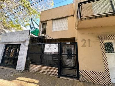 CASA EN VENTA 2 DORMITORIOS + DPTO. 2 DORMITORIOS INDEPENDIENTE, 12 ENTRE 74 Y 75. - 2
