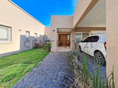 CASA EN VENTA EN LOMAS DE CITY BELL, 4 DORMITORIOS - 2