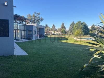 VENTA/ ALQUILER - VIVIR COMO TODOS SUEÑAN- Exclusiva residencia de categoría en Barrio Cerrado - 3