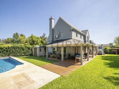 Venta Casa 4 amb con quincho pileta y cochera Los Abedules - Principal