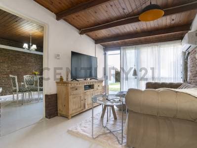 CASA EN VENTA EN LA PLATA APTO BANCO 2 DORMITORIOS PILETA VERDE - 2