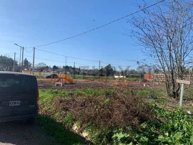 Lote propio en venta en zona residencial de City Bell. Tiene una superficie total de 402,3 mts2,... - 3