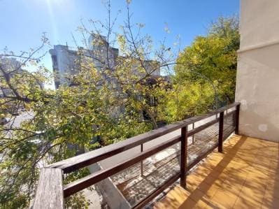 Venta departamento 4 ambientes al frente c/ balcón saliente y baulera. Zona La Perla - 5