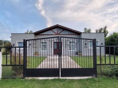 Casa en venta, ubicada en Brandsen, lote de 800mts, parque y pileta. - 4