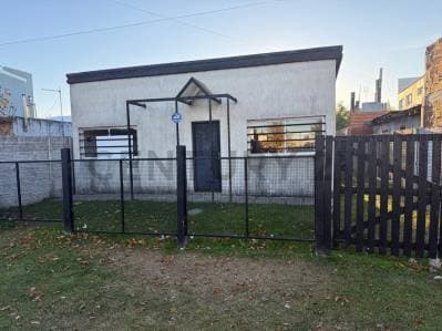 Casa en Venta de 2 dormitorios, 3 ambientes, en 496 Entre 2 y 3, Manuel B. Gonnet, partido de La Pl - 2