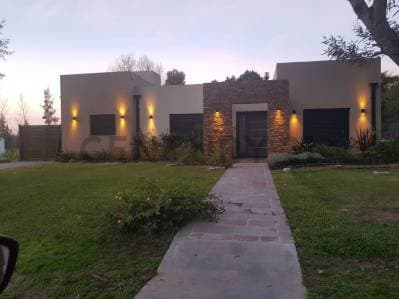 Venta de Casa 4 AMBIENTES en Luján - 2