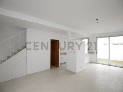 CASA DUPLEX EN VENTA EN LA PLATA A ESTRENAR DE 2 DORMITORIOS Y COCHERA - 3