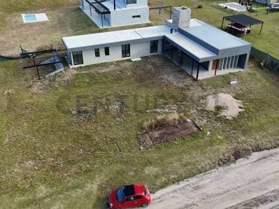 Casa 240 m2 - 3 DORM. 3 BAÑOS A ESTRENAR en Puerto del Águila Country | ENTREGA Y CUOTAS - 2