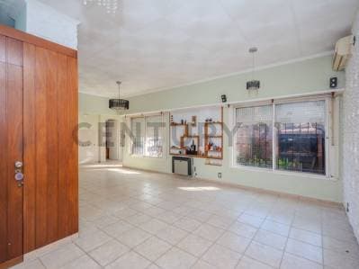 VENTA CASA 4 AMB + OFICINA CON COCHERA EN CASEROS PERMUTA - 3