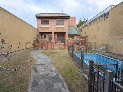 VENTA PERMUTA CASA 5 AMB CON COCHERA Y PILETA APTO CREDITO EN VILLA BOSCH - Principal