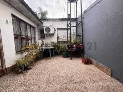 VENTA CASA 4 AMBIENTES, PATIO Y COCHERA EN CIUDAD JARDIN. APTO CRÉDITO. ACEPTA PERMUTA - 2