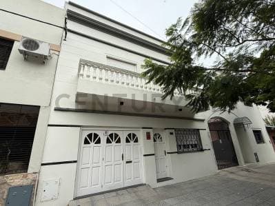 Casa a la venta 3 dormitorios, quincho y pileta en La plata - 2