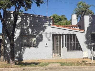 Casa de 2 dormitorios con cochera; en excelente ubicación - Principal