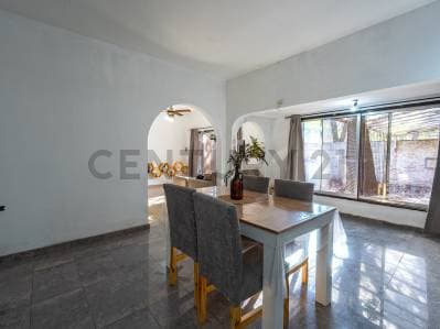 VENTA CASA 4 AMBIENTES SOBRE AMPLIO LOTE 864 m²-VILLA UDAONDO -PARQUE LELOIR - APTA CREDITO - 4