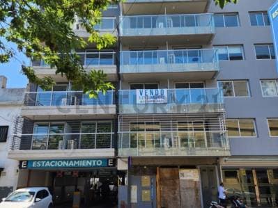Cochera en venta en Almagro con opción en cuotas - Principal