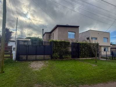 VENTA CASA 4 AMBIENTES BARRIO SAN PATRICIO - 2