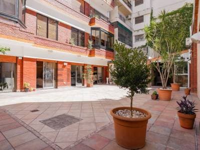 VENTA – PISO DE 5 AMBIENTES C/ PATIOS, QUINCHO, BALCON, DEPENDENCIA, 2 COCHERAS Y BAULERA - APTO CRE - Principal