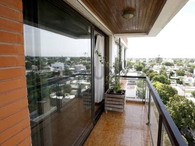 Departamento en venta en La Plata - 3 dormitorios, escritorio, balcón y 2 cocheras. - 2