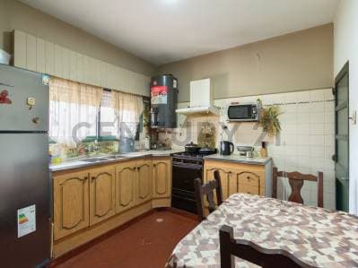 Venta Casa 4 Ambientes San Miguel con Pileta - 2