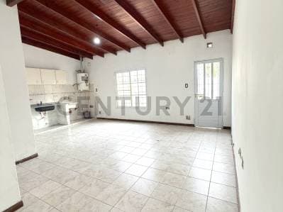 Departamento 2 ambientes con patio e ingreso para vehículo. VENADO TUERTO - 2