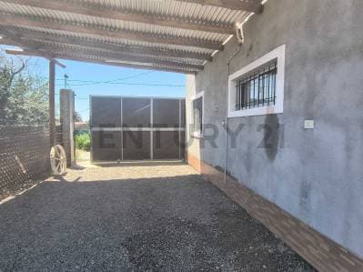 Propiedad Funcional con Quincho, Galería y Amplio Parque - 3