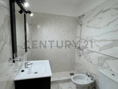 Casa Céntrica + Departamento independiente ambas a estrenar. VENADO TUERTO - 2