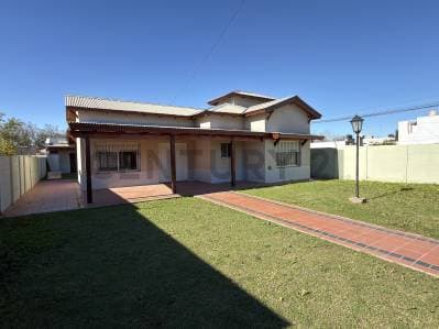 Casa de 2 Dormitorios, Patio, cochera para dos autos. VENADO TUERTO - 2