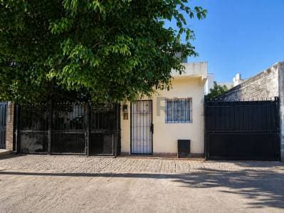 Casa en venta 3 ambientes con local y departamento en Berazategui - Principal