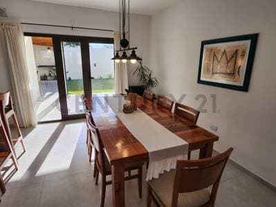 Residencia de diseño moderno con quincho, patio y cochera doble en barrio exclusivo - 5