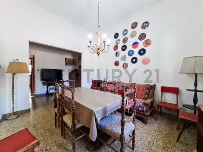 Casa en venta de 2 dormitorios con cochera y parque en La Plata - 2
