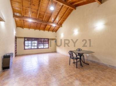 Venta casa 4 ambientes con cochera jardín y quincho en Ramos Mejia - 2