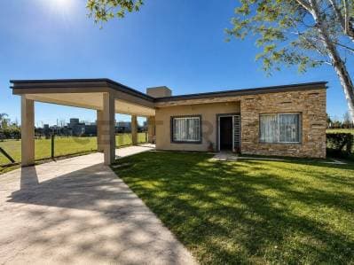 VENTA CASA TRES DORMITORIOS, PILETA, COCHERA, DOS BAÑOS, BARRIO PRIVADO, PINARES DEL SUR, PIÑERO. - Principal
