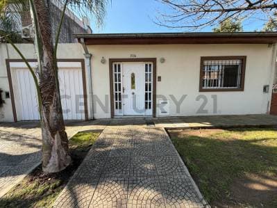 CASA LOTE PROPIO LIMITE CIUDAD JARDIN Y CASEROS C/COCHERA Y JARDIN - Principal