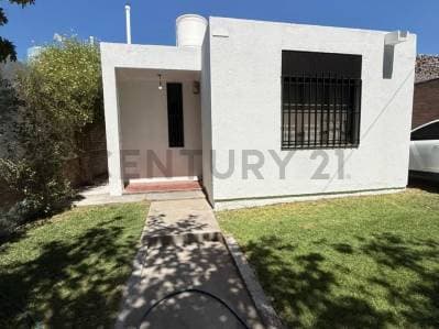 Venta Casa 3 dorm, cocina, living/comedor, cochera, Fondo - Capital - B° Luis Cattani - 3
