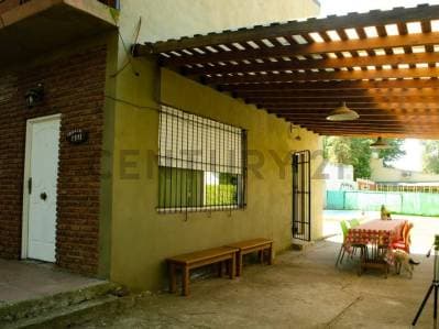 Venta casa de diseño moderno con pileta y amplio espacio verde en Tortuguitas. - 3